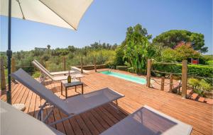 una terraza de madera con piscina, sillas y sombrilla en Beautiful Home In Partinico Pa, en Balestrate 28 fotos más