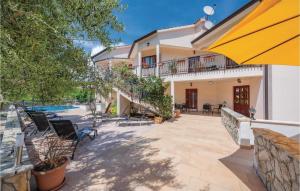 dom z patio i basenem w obiekcie 2 Bedroom Beautiful Apartment In Labin w mieście Drenje
