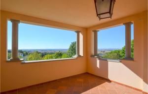 A balcony or terrace at Beautiful Home In Castiglion Fiorentino