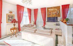 A television and/or entertainment centre at Beautiful Home In Castiglion Fiorentino