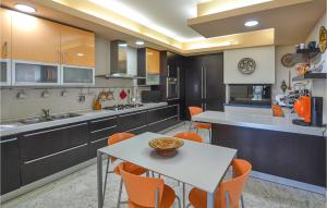 A kitchen or kitchenette at Beautiful Home In Castiglion Fiorentino
