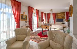 A seating area at Beautiful Home In Castiglion Fiorentino