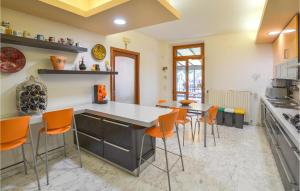 A kitchen or kitchenette at Beautiful Home In Castiglion Fiorentino