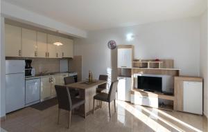 Kuchyň nebo kuchyňský kout v ubytování One-Bedroom Apartment Klek With Sea View 06 + 16 fotografií