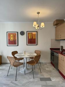 eine Küche mit Tisch und Stühlen in einem Zimmer in der Unterkunft Casa Elena Vera in Playas de Vera