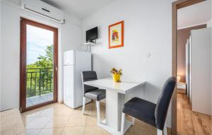 Posedenie v ubytovaní Cozy Apartment In Labin With Sauna