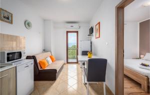 Kuchyňa alebo kuchynka v ubytovaní Cozy Apartment In Labin With Sauna