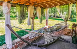 una hamaca en un pabellón en un patio en Cozy Home In La Cassagne, en Ladoux 29 fotos más