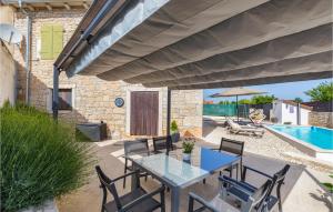 Πισίνα στο ή κοντά στο Two-Bedroom Holiday Home In Svetvincenat