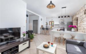 Μια τηλεόραση ή/και κέντρο ψυχαγωγίας στο Two-Bedroom Holiday Home In Svetvincenat