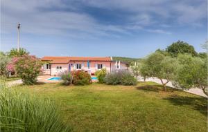dom z ogródkiem z basenem w obiekcie Amazing Home In Rovinj With Kitchen w Rovinj +28 zdjęć