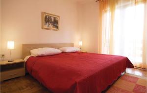 Łóżko lub łóżka w pokoju w obiekcie 6 Bedroom Cozy Apartment In Nin