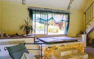 Habitación con ventana y colchón sobre chimenea. en Cozy Home In La Cassagne, en Ladoux