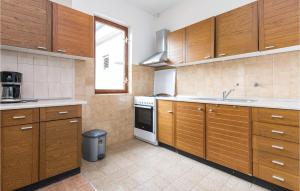 Kuchnia lub aneks kuchenny w obiekcie 6 Bedroom Cozy Apartment In Nin