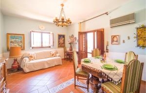 una sala de estar con una mesa y un sofá en Beautiful Home In Partinico Pa, en Balestrate
