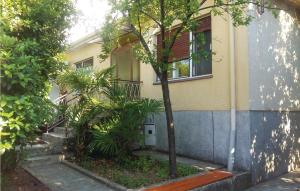 un piccolo albero di fronte a una casa di Two-Bedroom Holiday Home In Pula a Pola (Pula)