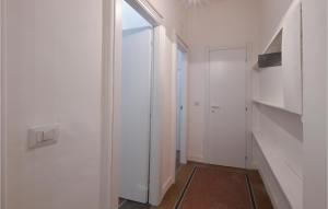 korytarz z białymi ścianami, oknem i drzwiami w obiekcie Stunning Apartment In Genova With Wifi w Genui
