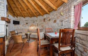 Μια τηλεόραση ή/και κέντρο ψυχαγωγίας στο One-Bedroom Holiday Home In Cukrici