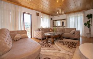 Posezení v ubytování 6 Bedroom Pet Friendly Home In Zmijavci