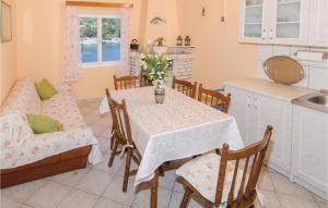 Kuchyň nebo kuchyňský kout v ubytování Holiday Home Prapatna Bb I
