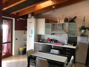 Kuchyň nebo kuchyňský kout v ubytování A&A Attic + 30 fotografií