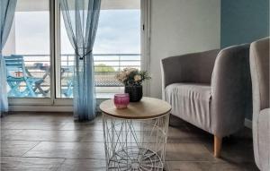salon z krzesłem, stołem i oknem w obiekcie Awesome Apartment In Royan With Kitchen w mieście Royan