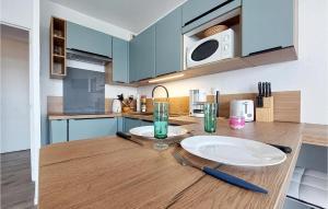 Kuchnia lub aneks kuchenny w obiekcie Awesome Apartment In Royan With Kitchen