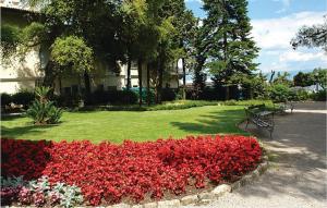 Vonkajšia záhrada v ubytovaní 2 Bedroom Nice Apartment In Lovran