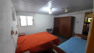 een kleine kamer met 2 bedden en een tafel bij Los Nietos in La Paloma