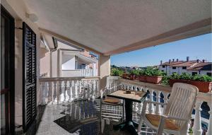 balkon ze stołem i krzesłami na balkonie w obiekcie Nice Apartment In Pula With Kitchen w Puli