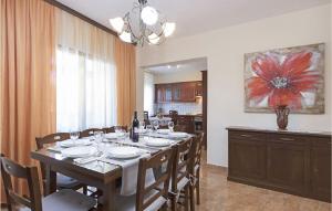 jadalnia ze stołem i krzesłami oraz kuchnia w obiekcie Nice Apartment In Pula With Kitchen w Puli
