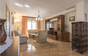 salon z telewizorem, kanapą i stołem w obiekcie Nice Apartment In Pula With Kitchen w Puli