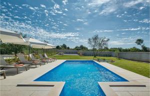 une piscine avec chaises et parasols dans une cour arrière dans l'établissement Villa Clara Melodie, à Poreč 50 autres photos