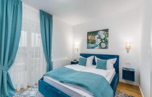 une chambre avec un lit bleu et blanc et une fenêtre dans l'établissement Villa Clara Melodie, à Poreč