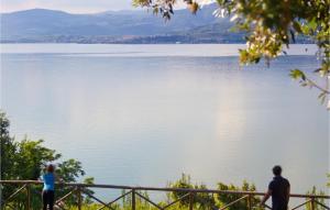 Un hombre y una mujer de pie junto a un cuerpo de agua. en Lovely Home In Montebuono With Wifi, en San Savino 22 fotos más