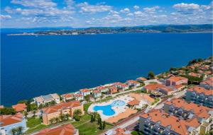 una vista aérea de un complejo junto al agua en 2 Bedroom Nice Home In Savudrija, en Savudrija