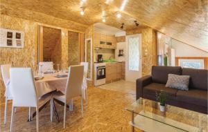 Köök või kööginurk majutusasutuses 4 Bedroom Beautiful Home In Valtura