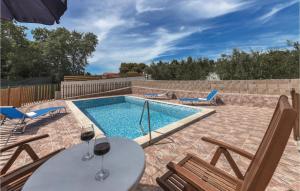 Bassein majutusasutuses 4 Bedroom Beautiful Home In Valtura või selle lähedal +34 fotot