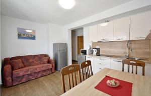 Kuchyňa alebo kuchynka v ubytovaní 2 Bedroom Nice Apartment In Banjol