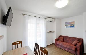 Posedenie v ubytovaní 2 Bedroom Nice Apartment In Banjol