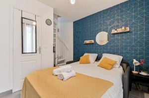 a bedroom with a bed with towels on it at Charmant duplex à deux pas de Paris et du RER B in Gentilly