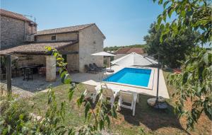 dom z basenem na podwórku w obiekcie 3 Bedroom Lovely Home In Sorici w mieście Šorići +26 zdjęć