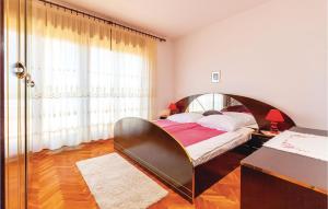 Gorgeous Apartment In Selce With Wifi في سيلتسي: غرفة نوم بسرير كبير مع نافذة كبيرة