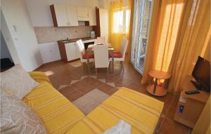 un salon avec un canapé et une table et une cuisine dans l'établissement Apartment Vodnjan Peroj Ii, à Vodnjan