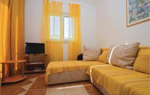 un salon avec un canapé et une télévision dans l'établissement Apartment Vodnjan Peroj Ii, à Vodnjan