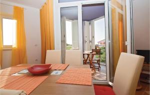 une salle à manger avec une table et une vue sur un balcon dans l'établissement Apartment Vodnjan Peroj Ii, à Vodnjan 14 autres photos