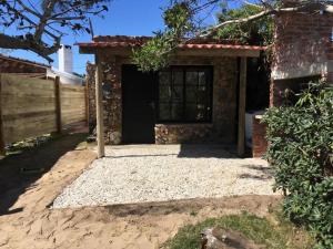 een poort naar een huis met een oprit bij Los Nietos in La Paloma