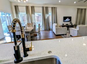 Urban Retreat near Historic Downtown McKinneyにあるテレビまたはエンターテインメントセンター