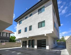 un edificio blanco con puertas negras en La Veranda View Hideaway, en Los Ángeles