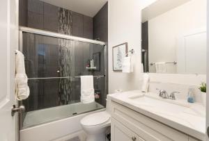 Un baño con lavabo, inodoro y ducha. en La Veranda View Hideaway, en Los Ángeles 29 fotos más